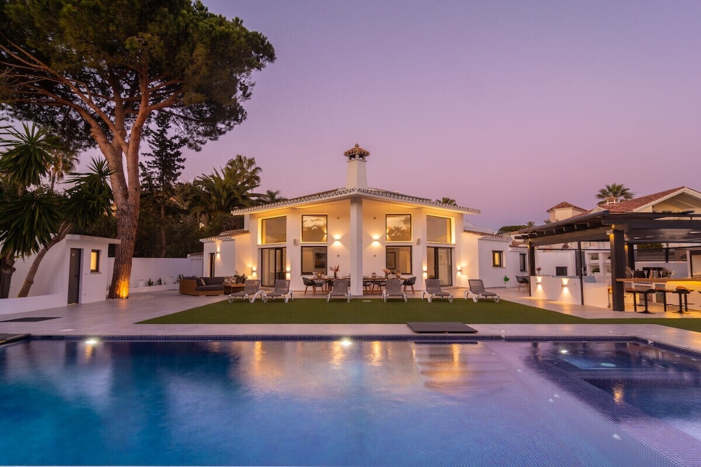 Villa (300m2) 300m from the beach with 120m2 terrace, 1000m2 garden, private pool 10mx5m with jacuzzi, BBQ, Free Wifi, in Las Chapas Playa neighborhood