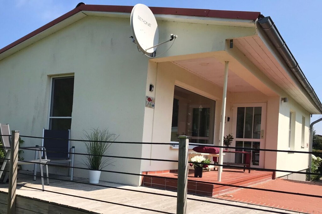 Comfortable, detached holiday home for 2 persons (with child) directly on the Bodden, guests with dogs are welcome.