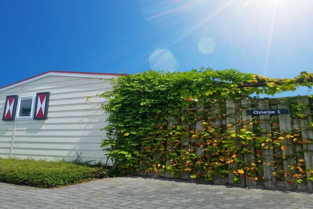 Charming chalet with air conditioning! 3 bedrooms and 1 kitchen. Come visit us on Walcheren! In Zeeland With WLAN and WI-FI free of charge