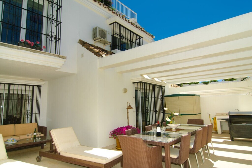 Beachfront apartment (208m2) with terrace (70m2) in White Pearl Beach area, Elviria with shared heated pool, free WIFI and BBQ