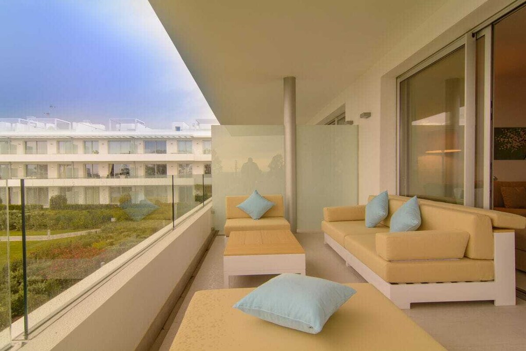 Belaire spacious 4 bedroom apartment (135m2) with terrace (26m2), elegant living room, open kitchen, fitted wardrobes, marble tiled floor, shared pools and garden