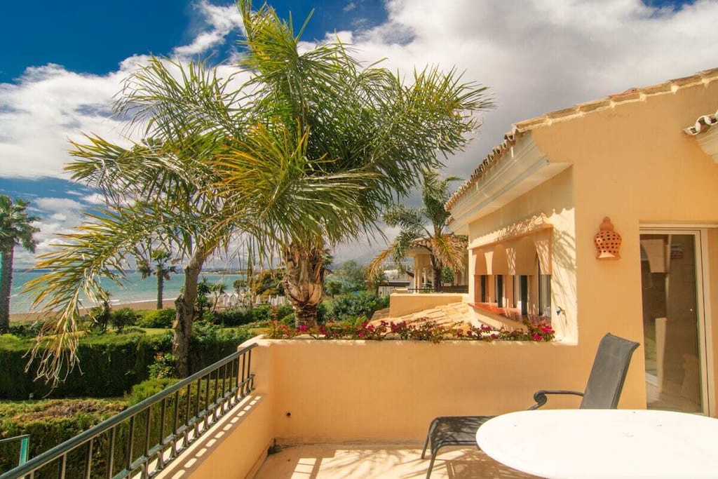 First line beach spacious penthouse (240m2) solarium (60m2) in the urbanization Venalmar New Golden Mile, sea views, wifi and communal sauna