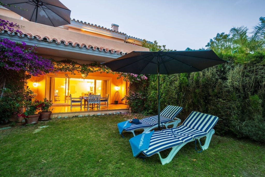 First line townhouse (160m2) in New Golden Mile, private garden with direct access to the beach, two terraces (21m2 each), sea views, community pool, sauna