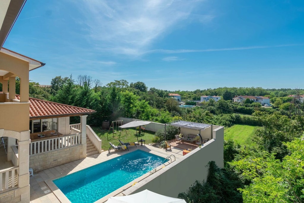 Surrounded by nature, this villa offers peaceful surroundings, uninterrupted views and privacy away from noise and traffic. Click for more benefits