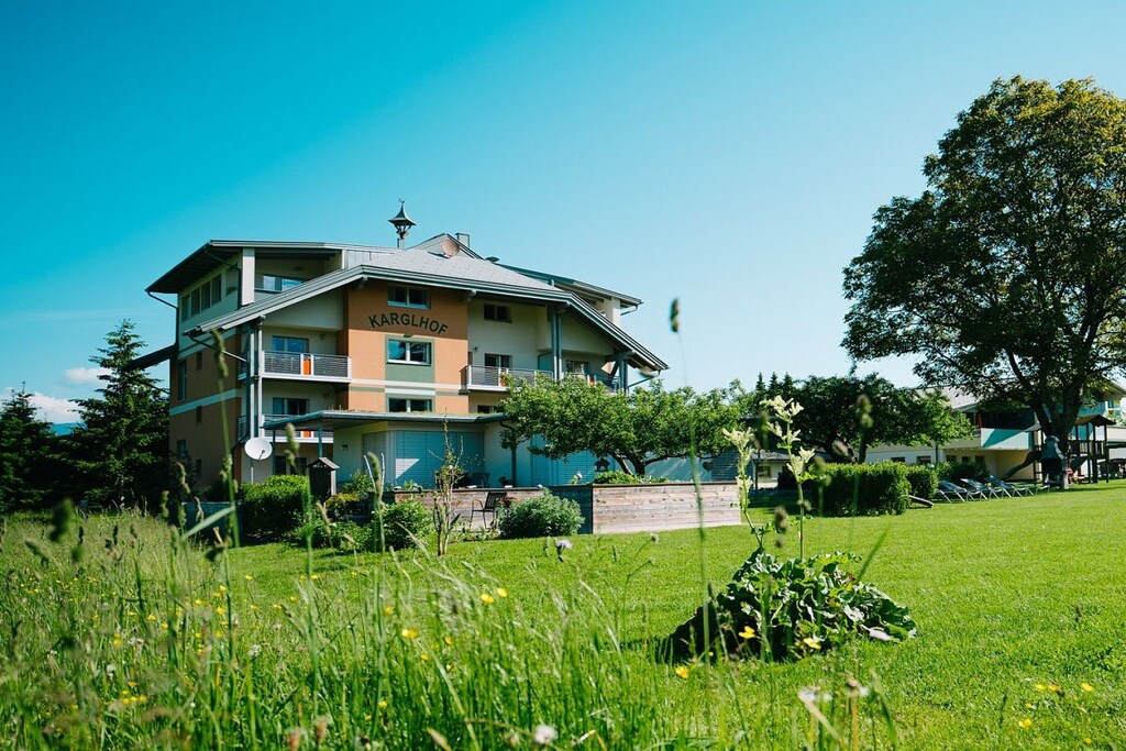 Family vacation in Carinthia on Lake Faak in our new Mittagskogel Suite - over 80 m², with private beach, children's playground, hiking ...
