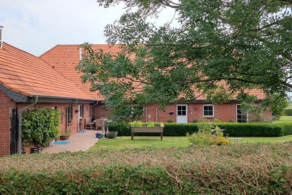 Our restored farm offers you a separate gallery holiday home "Bootsmann", for non-smokers.
It is located next to our main house - separate entrance and was created from an old barn.
"Bootsmann" is located directly on the Jade Bay, behind the dike with adjacent nature reserve and lake landscape.
Enjoy the sunset with a glass of wine or take a lovely walk on the beach.
The house has a beautiful, well-kept garden with an idyllic pond, a large terrace that invites you to relax, sunbathe, eat, grill, etc. and linger. Let your gaze wander into the distance.