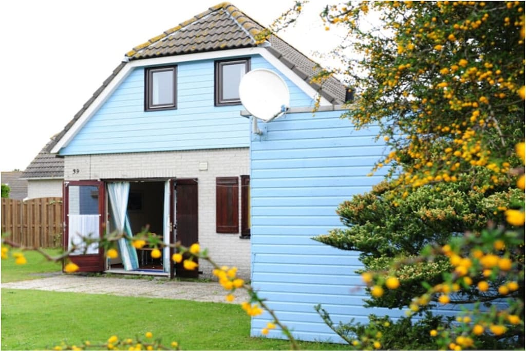 Quietly located, very comfortable holiday home in Noordzeepark Ouddorp. It has been tastefully furnished by private owners. The beach and sea are only a 15-minute walk away. The center of the village is about 2 km away by bike or car.

On the ground floor there is a hall with a cloakroom, a wooden staircase with a railing to the upper floor, a separate toilet with a sink, a bathroom with a bathtub and sink, a beautiful living room and a kitchen with a dishwasher, a refrigerator with a freezer compartment, etc. On the upper floor there are 3 bedrooms (bedroom 1 with a double bed and wardrobe. Bedroom 2 with 2 single beds and wardrobe, bedroom 3 with a sofa bed. All mattresses with protectors, blankets and pillows. And there is a separate toilet upstairs.