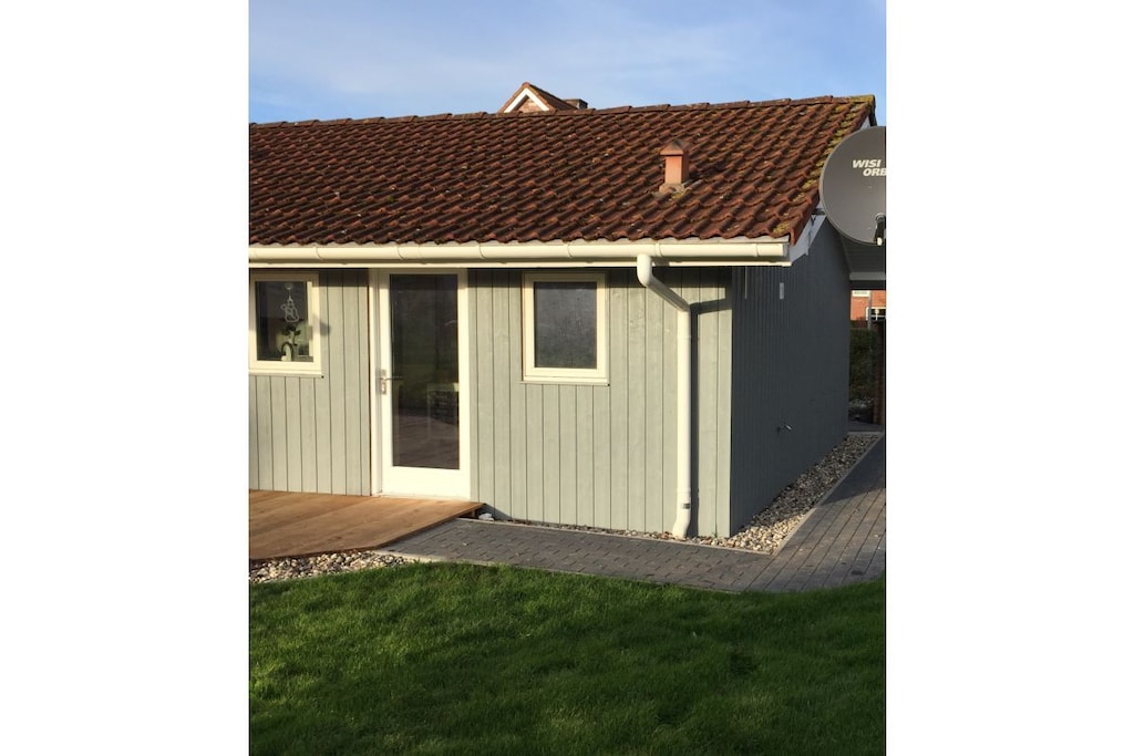 Our Danish holiday home is 5 minutes from the beach and the great promenade.
The holiday home is bright and friendly furnished in Scandinavian style. There are two bedrooms with double beds (mattresses 160/200), one bedroom with a single bed (functional bed: single or double / mattresses 2x80/200). Ideal for 2-6 people. The living space extends over 95m².
The kitchen is open and combined with the dining room and living room. In the living room you will find a nice sofa corner as well as a flat-screen TV and a wood-burning stove. From here you have access to the partly covered terrace, where you can sit nicely, even if the weather isn't quite right. The equipment also includes a washing machine and a baby bed (Stardust model) from Bugaboo.