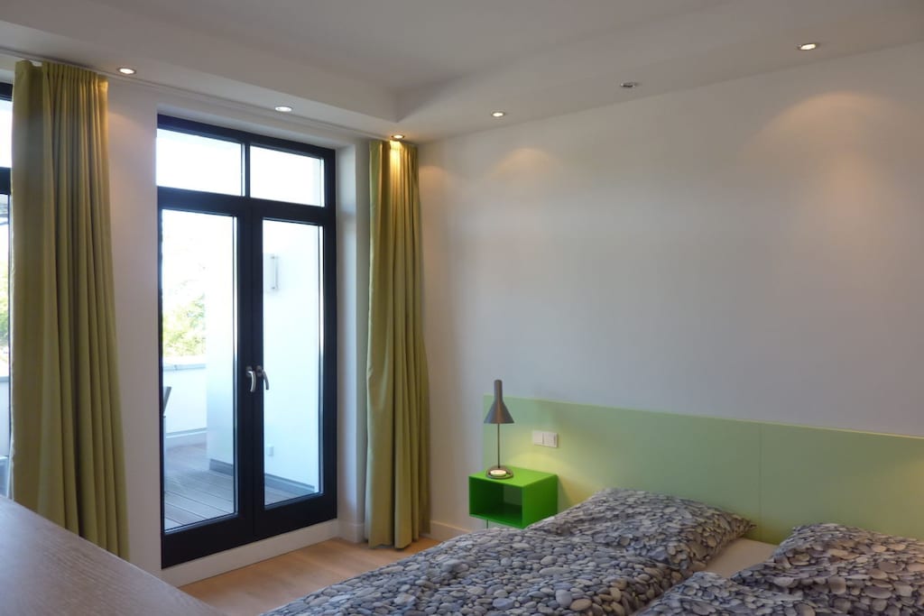 67070-Bedroom