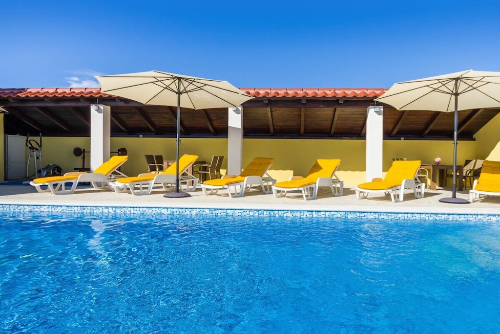 Simoni, 4+4, Privlaka