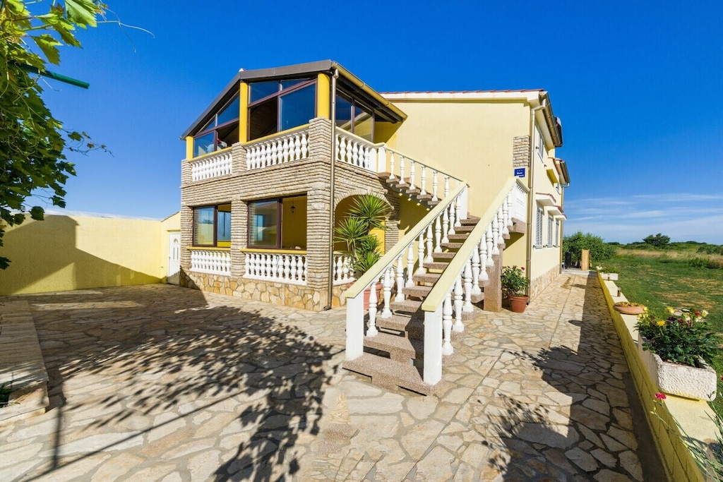 Simoni, 4+4, Privlaka