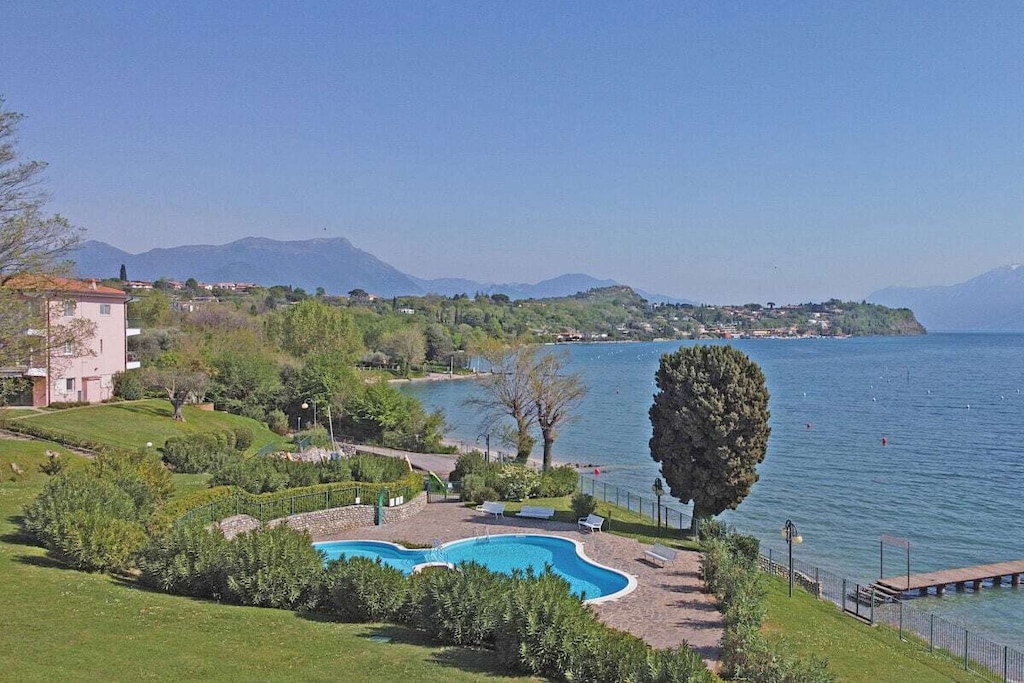 Ground floor: (Living room(single sofa bed, TV, dining table), Kitchen(electric kettle, toaster, coffee machine, microwave, fridge, freezer, high chair), bedroom(double bed), bathroom(washbasin, Towels incl.))\n\nInternet access, terrace(garden furniture), garden(garden furniture, swimming pool), parking (paying)