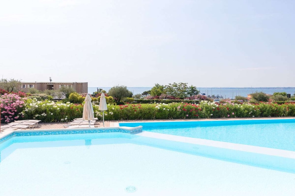 Ground floor: (Living room(TV), Kitchen(hob, electric kettle, toaster, coffee machine, oven, microwave, dishwasher, fridge, freezer), bedroom(double bed), bathroom(shower, washbasin, Towels incl.))\n\nInternet access, washing machine, terrace, garden(garden furniture, swimming pool), ironing board, iron