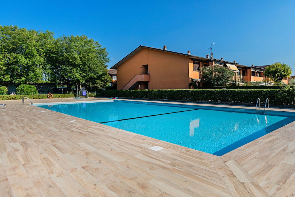 The apartment with free Wi-Fi welcomes guests with a bright living room with a sofa bed for 2 people, dining table, flat screen TV with German programs, a fully equipped kitchen with gas hob, refrigerator, freezer, oven, microwave, kettle, citrus press, toaster, coffee machine, cutlery and plates.
From the living room you go out onto the terrace, which is equipped with a table and chairs, for breakfast and dinner outdoors; a beautiful garden belongs to the apartment.
The master bedroom is equipped with a double bed and wardrobe and a bathroom with shower, bidet, sink, toilet and washing machine is available.
Guests can park a car in the private garage. The communal pool (10x20 m) with sun loungers, tennis court and the communal garden can be used.
The pool is open from May 20th to September 23rd.
A baby bed and a high chair can be provided on request for a small additional charge.
Unfortunately, pets are not allowed.
Key collection/return at our office: Località Rovere 2, 25015, Desenzano del Garda, BS.
Code CIR: 017179-CIM-00284