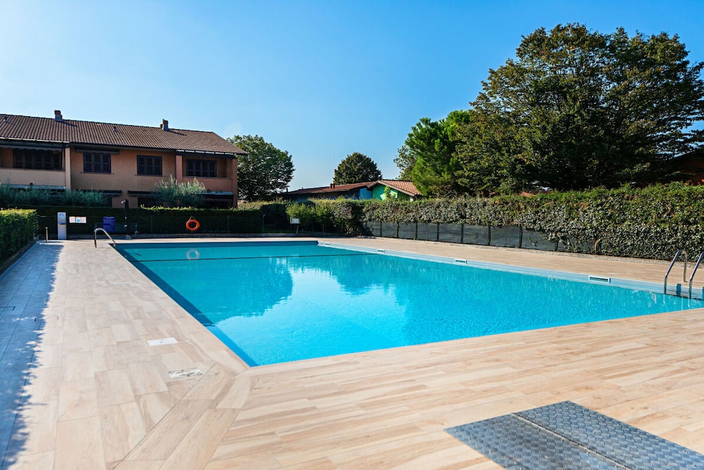 Ground floor: (Living room(single sofa bed, TV), Kitchen(electric kettle, toaster, coffee machine, oven, microwave, fridge, freezer), bedroom(double bed), bathroom(shower, Towels incl.))\n\nInternet access, washing machine, terrace, garden(garden furniture, sun loungers, swimming pool), garden furniture, iron, parking (paying)