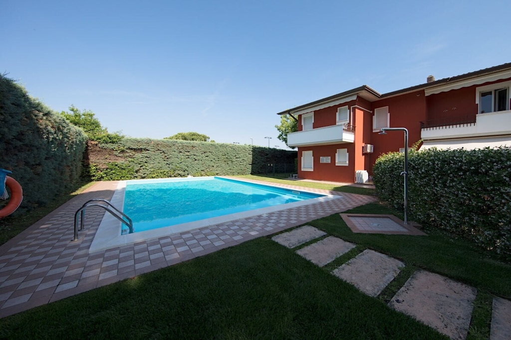 In Sirmione, in the Palazzina Catullo complex with swimming pool, in the Bremen district, completely new 1-bedroom apartment on the first floor, for a group or family holiday up to 4 people!

The apartment, equipped with air conditioning in all rooms, welcomes guests with the living room with sofa bed, flat screen TV, dining table and chairs, the living room overlooking the balcony and further with the separate kitchen with fridge, freezer, microwave, induction hob, dishwasher, kettle, citrus press, coffee machine and toaster.

The apartment, equipped with Wi-Fi internet connection, continues with the bedroom with a comfortable double bed, large wardrobe, air conditioning and view of the cozy balcony at the back.

The floor plan of the apartment is completed by the bathroom with shower, sink, bidet, toilet and washing machine.

Guests can park the car in their private garage.

The apartment is characterized by high quality finishes, thanks to which guests can enjoy comfort at the highest level throughout their holiday on Lake Garda! The apartment, in fact, is completely new with parquet floors, furniture, LED design lighting.

The apartment is within walking distance of the tennis courts, which can be easily reached on foot.

The pool is 14x8 meters and can be used from May 15th to September 15th.

With a small additional charge, possibility of providing a cot and a child seat.

Pets are not allowed.

Key collection/return at our office: LocalitÃ  Rovere 2, 25015, Desenzano del Garda, BS.

Codice CIR: 017179-CIM-00323