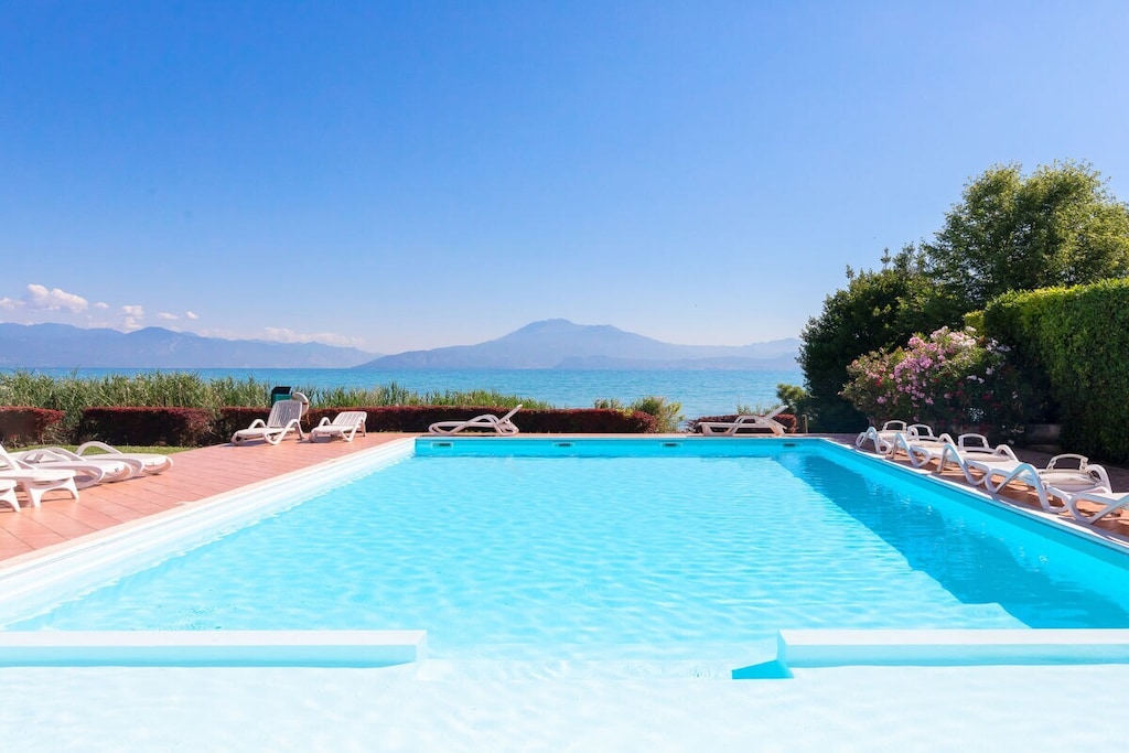 Ground floor: (Living room(single sofa bed, TV), Kitchen(stove, electric kettle, toaster, oven, microwave, fridge, freezer), bedroom(double bed), bathroom(shower))\n\nInternet access, terrace(garden furniture), parking (paying)