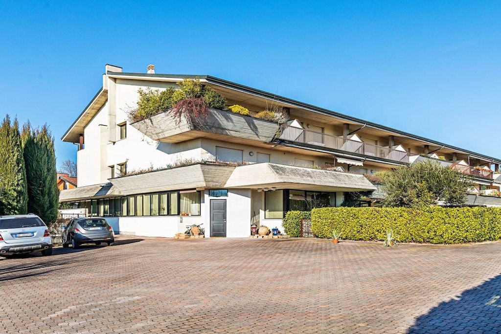 Located in Desenzano del Garda, in the "Residence Villa Giulia" with shared pool, close to the town center, beach and lake, ground floor apartment for a couple or family holiday for up to 4 people!
This renovated holiday apartment, equipped with free Wi-Fi internet connection, welcomes guests with its bright living room with sofa bed for 2 people, dining table with chairs, flat screen TV, fully equipped kitchen with electric hob, fridge, freezer, dishwasher, microwave, toaster, kettle, citrus press and coffee machine.
From the living room and bedroom you can access the private terrace and garden of the apartment, which are equipped with table and chairs for breakfast and lunch outdoors and moments of relaxation.
This apartment has the master bedroom with double bed and a large wardrobe and a bathroom with shower, sink, bidet and toilet.
Guests have at their disposal a washing machine, iron and ironing board.
Guests can park a car comfortably in the apartment's private parking space.
The pool of the complex is open from May 1st to September 30th.
With a small additional charge, possibility of providing a cot and a high chair.
Small pets are allowed on request.
Key collection/return at our office: Località Rovere 2, 25015, Desenzano del Garda, BS.
Codice CIR: 017067-CNI-00502