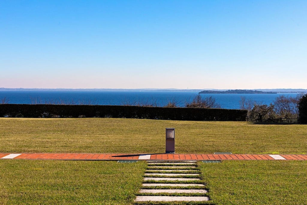 Located in Manerba del Garda, in the prestigious residence "Montecolo Resort" with large park and pool and family and child friendly facilities, 2-room apartment with lake view for a family holiday up to 4 people!

This beautiful apartment with wooden beams, equipped with free internet connection and air conditioning in every room, welcomes guests with its bright living room equipped with sofa bed for 2 people, flat screen TV, table with chairs, a fully equipped kitchen with induction hob, fridge, freezer, oven, microwave, coffee machine, juicer, kettle and toaster.

From the living room you go out onto the private terrace and garden of the apartment with wonderful views of the lake! The terrace, equipped with table and chairs for 4, is ideal for breakfast and lunch outdoors to enjoy an unforgettable holiday on Lake Garda.

The furnishings of this apartment are completed by the bedroom with double bed and wardrobe and the bathroom with shower, sink, bidet, toilet and washing machine.

Guests can conveniently park their car in the residence's private parking lot.

With a small additional charge, possibility of providing a cot and a high chair.

Pets are allowed on request.

The Residence's swimming pool has a fabulous lake view and is open from 15 June to 15 September.

The pool area is divided into 3 areas: adult area (25x18m), children's area and whirlpool area; to complete the accommodation there is a large park of 40,000 meters, children's playground, soccer field, beach tennis, bar, games room and meeting room.

Key collection/return at our office: LocalitÃ  Rovere 2, 25015, Desenzano del Garda, BS.

Codice CIR: 017102-CNI-00255