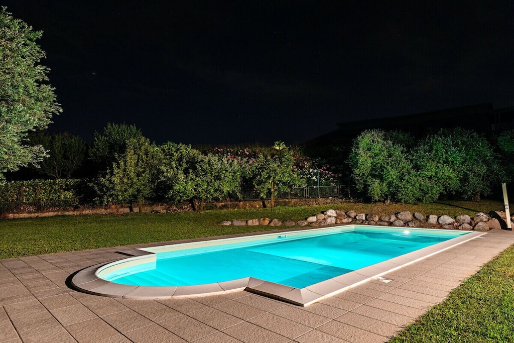 Located in Padenghe sul Garda, near the lake, 5 bedroom villa with private pool, ideal for a family or group holiday for up to 9 people!
The villa, equipped with Wi-Fi internet connection, welcomes guests with its large and bright living room with sofas, flat screen TV, dining table with chairs; the kitchen is separate from the living room and consists of induction hob, fridge, freezer, microwave, dishwasher, kettle, citrus press, coffee machine and toaster.
The villa continues with the master bedroom, equipped with a comfortable double bed, air conditioning, wardrobe and private bathroom with shower, sink, bidet and toilet.
The second and third bedrooms are both equipped with double bed, air conditioning and wardrobe and have the second bathroom with bathtub, sink, bidet and toilet.
The fourth bedroom has two single beds and air conditioning, while the fifth bedroom has a single sofa bed. The furnishings of this villa are completed by the third bathroom with shower, sink, bidet and toilet.
Villa Elisa has a very large private garden, ideal for families with children who want to play on Lake Garda in the summer and cool off in the beautiful private pool!
Guests can park their 2 cars in the parking spaces in the garden.
The pool is open from May 15th to September 30th.
With a small additional charge, possibility of providing a cot and a high chair for children.
Pets are not allowed.
Key collection/return at our office: Località Rovere 2, 25015, Desenzano del Garda, BS.
Codice CIR: 017129-CNI-00104