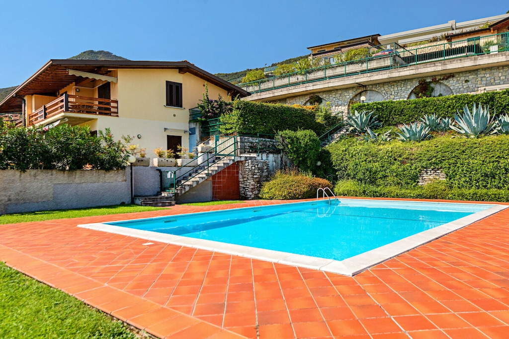 Ground floor: (Living room(double bed, TV), Kitchen(electric kettle, toaster, coffee machine, oven, microwave, dishwasher, fridge, freezer, dishes and cutlery), bedroom(double bed), bedroom(single bed, single bed), bathroom(shower, hairdryer))\n\nInternet access, washing machine, terrace, garden(garden furniture, swimming pool), iron