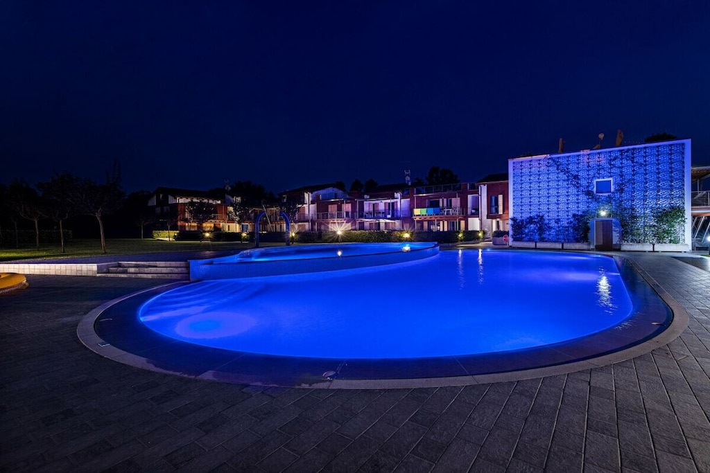 Ground floor: (Living room(single sofa bed, TV), Kitchen(hob, electric kettle, toaster, oven, microwave, dishwasher, fridge, freezer, dishes and cutlery), bedroom(single bed, single bed), bedroom(double king size bed), bathroom(shower, hairdryer), bathroom(shower, hairdryer))\n\nInternet access, washing machine, garden(garden furniture, sun loungers, swimming pool)