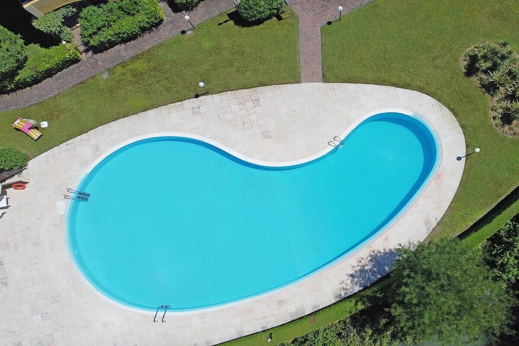 Ground floor: (Living room(single sofa bed, TV, dining table), Kitchen(electric kettle, toaster, coffee machine, oven, microwave, dishwasher, fridge, freezer), bedroom(double bed), bathroom(shower, hairdryer))\n\nInternet access, Internet access, washing machine, garden(garden furniture, swimming pool), ironing board, iron