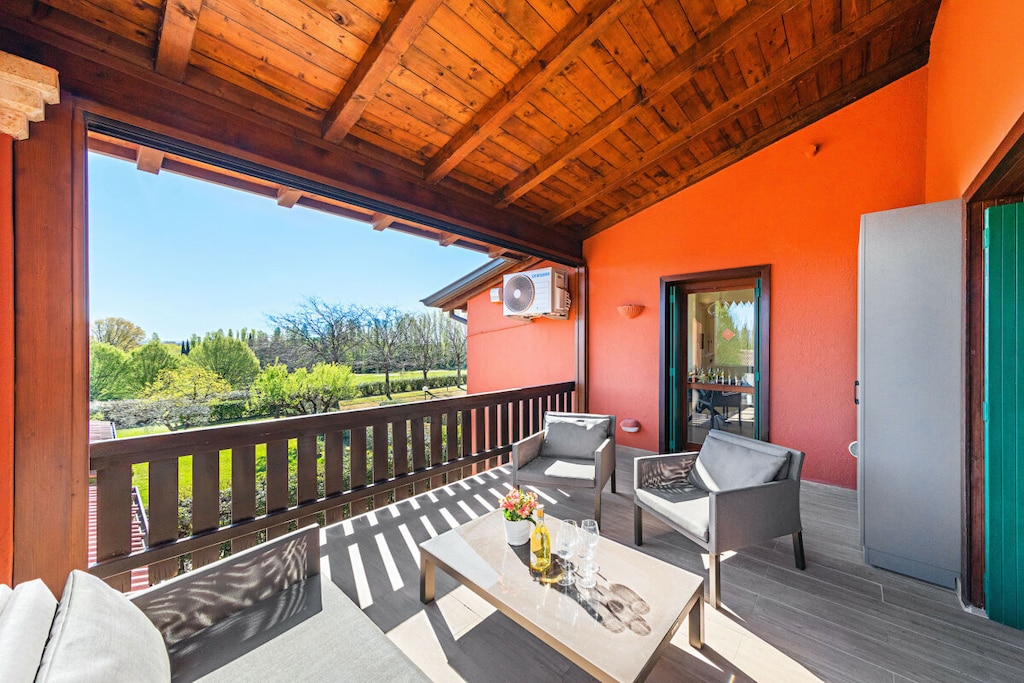 Located in Soiano del Lago, among the green hills of the lake, in a quiet area and inside the "Gardagolf Country Club" residence with swimming pool, 2 bedroom apartment for a family or group holiday up to 4 people!
The apartment is located on the first floor and is characterized by its brightness and modern furnishings.

The holiday apartment, equipped with free Wi-Fi internet connection, welcomes guests with a large and bright living room with comfortable sofa, flat screen TV, dining table with chairs and open kitchen fully equipped with induction hob, fridge, freezer, oven, microwave, dishwasher, coffee machine, toaster, juicer and kettle for every comfort.
From the living area you go out onto the large private covered terrace with dining table and chairs where you can relax while enjoying a beautiful view of the surrounding green areas and hills. A first bathroom, equipped with shower, sink, bidet, toilet and washing machine, enriches the layout of the house.
The apartment, which is equipped with air conditioning in all rooms, continues to impress with its two bedrooms: the master bedroom is equipped with a double bed, large wardrobe, flat screen TV and direct access to the apartment's private terrace.
The second bedroom is equipped with a double bed and a shelf that can be used as a desk.
The second bathroom with shower, sink, bidet and toilet completes the property.
The residence has a swimming pool (10m. x 20m.) which is open from May 15th to September 30th with a sunbathing area. Swimming caps are required.

Guests have two outdoor parking spaces at their disposal in the house (dimensions: 5x2.50m).
For a small additional charge it is possible to provide a cot and/or a high chair.
Pets are not allowed.