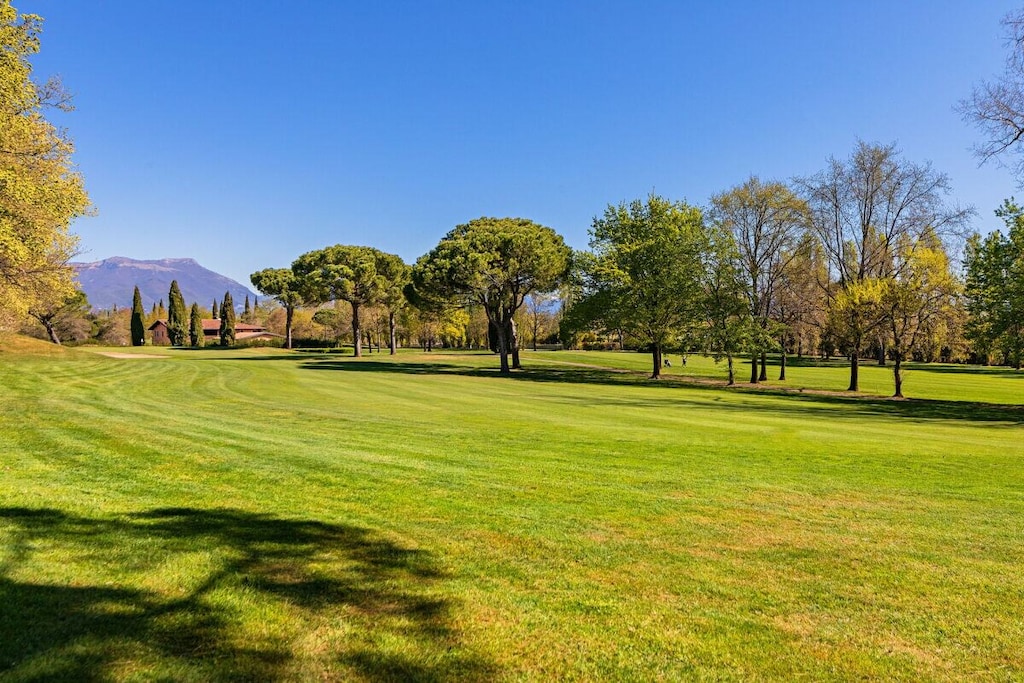 Ground floor: (Living room(TV), Kitchen(hob, electric kettle, toaster, oven, microwave, dishwasher, fridge, freezer, Food processor), bedroom(double bed), bedroom(double bed), bathroom(shower), bathroom(shower))\n\nInternet access, tumble dryer, washing machine, garden(garden furniture, swimming pool), parking, iron