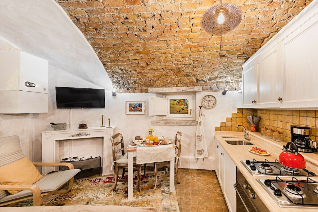 Ground floor: (Living room(TV), Kitchen(electric kettle, toaster, oven, microwave, fridge, freezer), bedroom(double king size bed), bathroom(shower, hairdryer))\n\nInternet access, washing machine, iron