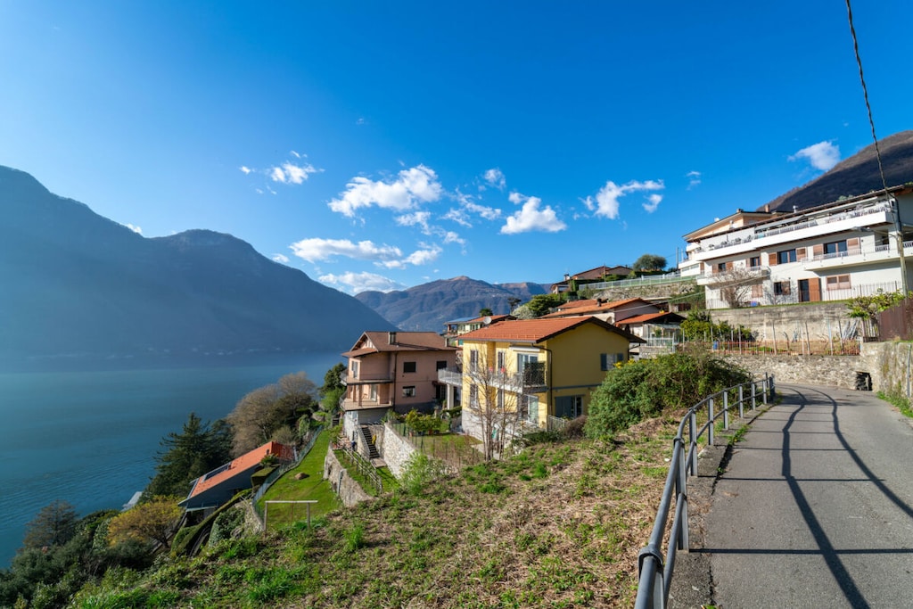 Ground floor: (Living room(single sofa bed, TV), Kitchen(hob, electric kettle, toaster, coffee machine, oven, microwave, dishwasher, fridge, freezer, Food processor), bedroom(double bed), bedroom(double bed), bedroom(double bed), bathroom(shower))\n\nInternet access, tumble dryer, washing machine, parking, iron