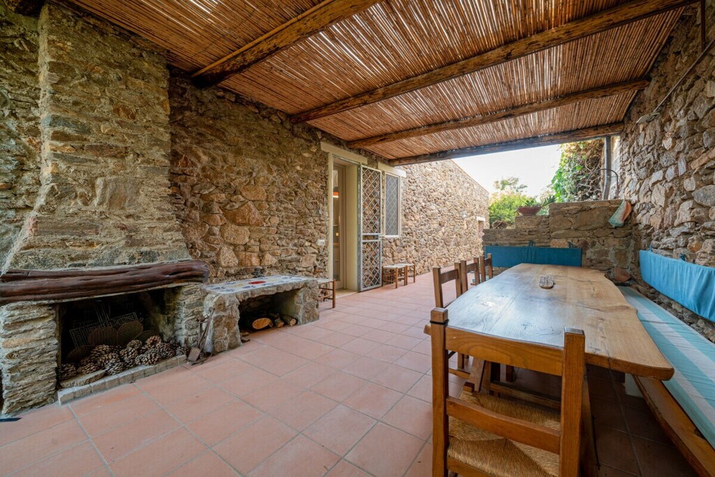 Ground floor: (Living room(single sofa bed, TV), Kitchen(hob, oven, microwave, dishwasher, fridge, freezer), bedroom(double king size bed), bedroom(double king size bed), bedroom(double king size bed), bedroom(double king size bed), bathroom(shower), bathroom(shower))\n\nguest toilet, Internet access, washing machine, terrace, ironing board, iron