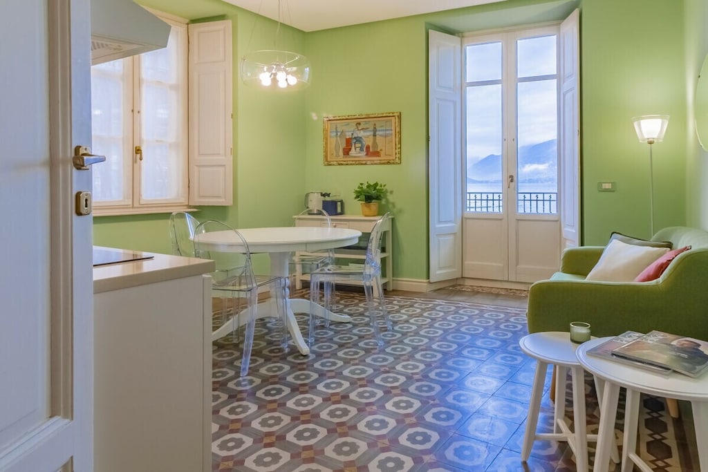 Ground floor: (Living room(TV), Kitchen(hob, electric kettle, toaster, coffee machine, microwave, dishwasher, fridge, Food processor), bedroom(double bed), bedroom(double bed), bathroom(shower))\n\nInternet access, tumble dryer, washing machine, iron, parking (paying)