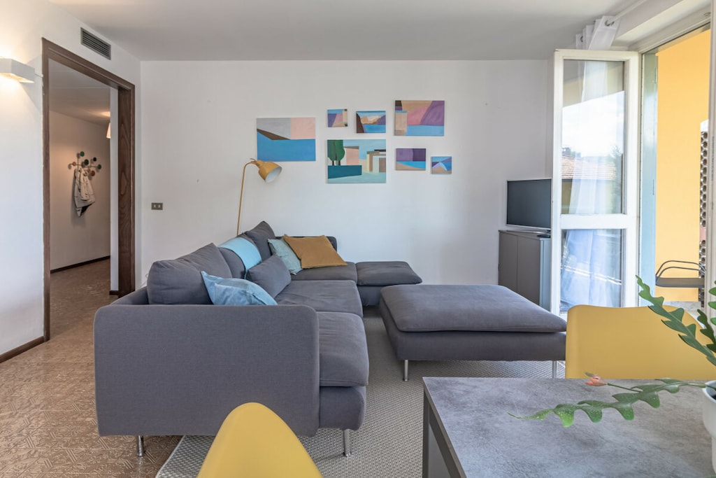 Ground floor: (Living room(TV), Kitchen(stove, electric kettle, toaster, oven, dishwasher, fridge, freezer, Food processor), bedroom(double bed), bedroom(single bed, single bed), bathroom(bath tub, shower))\n\nInternet access, tumble dryer, washing machine, iron, parking (paying)