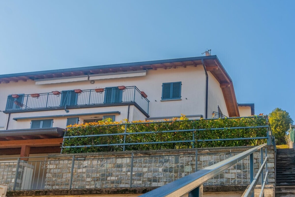 The apartment is located on the second floor of a building with elevator and opens into an open space that offers a sofa, TV and dining table on one side and the sleeping area with a queen size bed and a large wardrobe on the other. Next to the dining table is the kitchen, equipped with oven, microwave, dishwasher, kettle, juicer, coffee machine, toaster and all necessary cooking utensils. A bathroom with shower and a small terrace overlooking the lake complete the facilities. 

Guests have at their disposal amenities such as washing machine, iron, Wi-Fi, air conditioning and heating. 

* Guests benefit from a garage in the house.