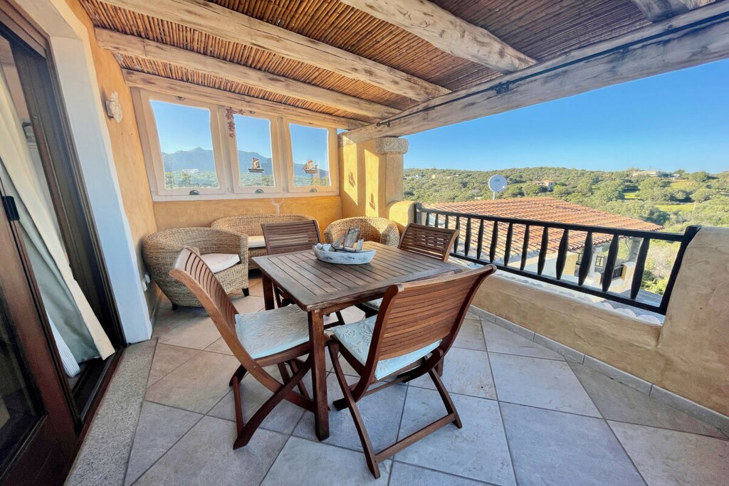 Ground floor: (Kitchen(stove, fridge, freezer, Food processor, dishes and cutlery), bedroom(double bed), bedroom(bunk bed), bathroom(shower), bathroom(shower))