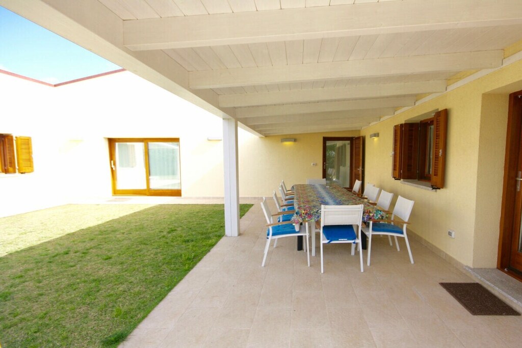 Large villa in the heart of San Teodoro, just a few minutes from La Cinta beach.

This villa welcomes guests with a garden that surrounds it and offers three relaxation areas with canopy, one with sun loungers, one with a dining table and one with an L-shaped sofa and a coffee table. 
The entrance leads to the living area, which consists of a living room with an L-shaped sofa, a coffee table and a closet with TV, and the fully equipped kitchen with oven, dishwasher, microwave, kettle, espresso machine and dining table. 
The sleeping area consists of 5 bedrooms. The first, accessible from the kitchen, has a French bed, a wardrobe and a private bathroom with shower; the second, located on the upper floor, is accessed via a staircase from the living room and has a French bed, a wardrobe and a private bathroom with shower. The other three, each with a double bed and a closet, are accessible from the living room. A bathroom with double sink and bathtub and another with shower complete the furnishings.

Among the amenities available to guests are washing machine, iron, air conditioning and heating.

We also offer our guests authentic experiences to live like a local. If you are interested, contact us and we will be happy to help you plan an unforgettable holiday to discover the beauties of Italy.

San Teodoro is a well-known tourist center, popular especially among young people for its summer nightlife, but also boasts unmissable pearls of the coast such as La Cinta, Cala Brandinchi, Lu Impostu, Cala Girgolu and Capo Coda Cavallo. The spectacle of the San Teodoro coast is completed by the lagoon, where the pink flamingos stop during the migration period and which is an ideal place for