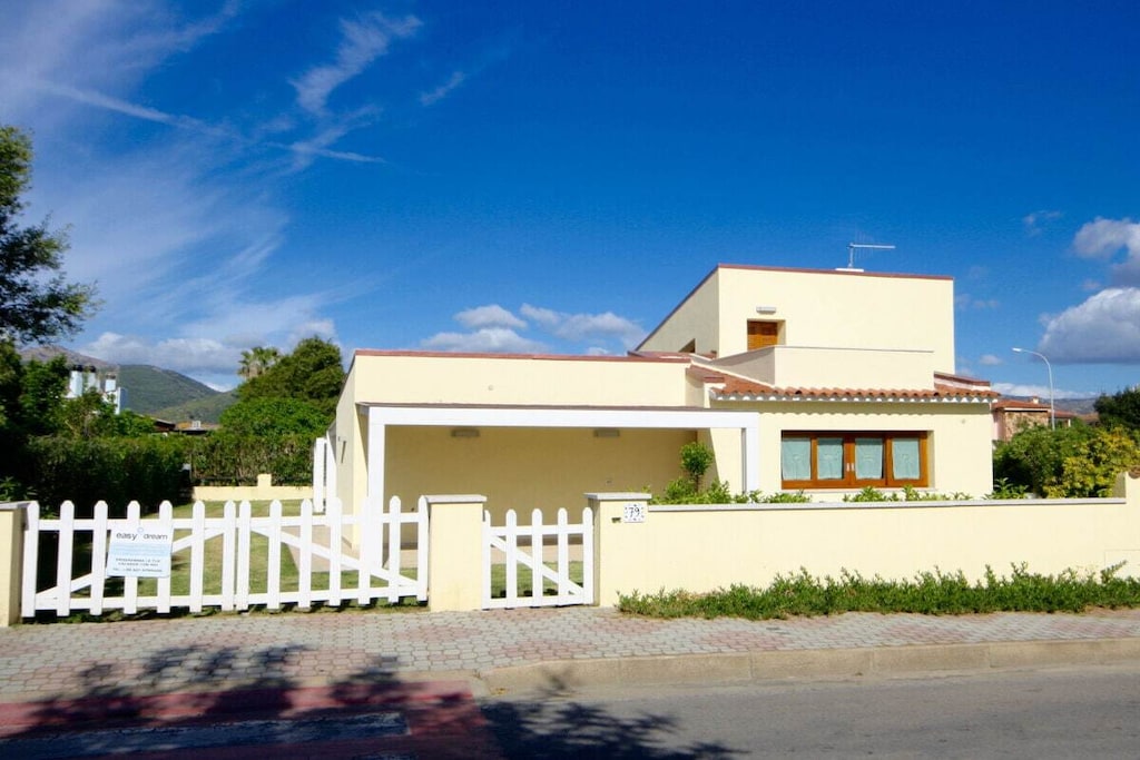 Ground floor: (Living room(TV), Kitchen(hob, electric kettle, coffee machine, oven, microwave, dishwasher, fridge, freezer, Food processor, dishes and cutlery), bedroom(double bed), bedroom(double bed), bedroom(double bed), bedroom(double bed), bedroom(double bed), bathroom(bath tub), bathroom(shower), bathroom(shower), bathroom(shower))\n\nbalcony, garden furniture