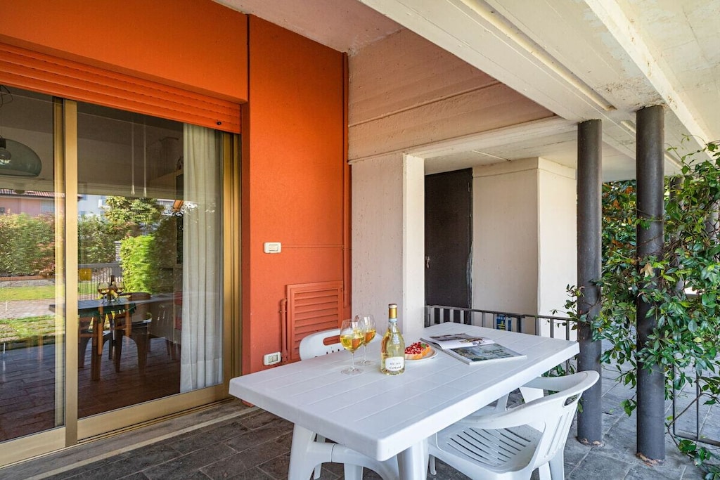 The apartment is located on the ground floor and is accessed from the large garden, equipped with a large table and some chairs to enjoy meals outdoors on sunny days. The entrance leads into the bright living room, furnished with a dining table, a closet, a TV and a comfortable sofa that can be converted into a double bed. The independent kitchen is equipped with all amenities, such as an oven, kettle, microwave, American coffee machine and washing machine. The sleeping area consists of two bedrooms, one of which is equipped with a double bed and a TV, while the second has a bunk bed. Both bedrooms have access to the beautiful garden, equipped with two beach chairs, ideal for relaxing in the green. A modern bathroom with shower completes the apartment. 

Guests benefit from facilities such as free Wi-Fi, independent heating for colder days and air conditioning in the hallway that cools the entire apartment.

* Guests benefit from an outdoor parking space in the residential complex.