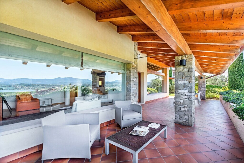 Villa Vittoria is located in Manerba del Garda, in an area surrounded by hills and with a breathtaking view of the lake. It has a private swimming pool and is the ideal accommodation for families or groups of friends.

The villa, equipped with air conditioning in the living room and in some bedrooms, welcomes guests in a large and bright living room furnished with a comfortable sofa and armchair to relax and watch the flat screen TV; next to it is the living room with a dining table with chairs and the kitchen fully equipped with fridge, freezer, oven, microwave, gas hob, dishwasher, kettle, juicer, American coffee maker and toaster.

From the living room, through a window, you can see the beautiful covered terrace with a small relaxation corner with sofas and a dining table with chairs, ideal for outdoor breakfasts and dinners enriched by a wonderful view of the lake.

The first double bedroom with large closets and the bathroom with Jacuzzi, sink, bidet and toilet complete the floor.

The villa, equipped with a Wi-Fi connection, also impresses on the second floor, which is entirely dedicated to the sleeping area.
The master bedroom, equipped with a double bed, large closets and a fireplace, offers a wonderful view of the lake. On the same floor our guests will find a double sofa bed and another bathroom with shower, sink, bidet and toilet.

On the ground floor there is a large suite, equipped with a double bed, sofa, armchair and closets, which has a private bathroom with shower, sink, bidet and toilet.

Another bedroom is located next to the garage area and is also equipped with a double bed, closets and a bathroom with shower, sink, bidet and toilet