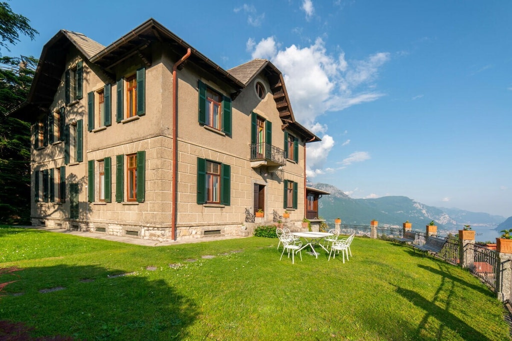 Ground floor: (Living room(TV), Kitchen(stove, electric kettle, toaster, coffee machine, oven, microwave, fridge, freezer, Food processor), bedroom(single bed), bedroom(single bed), bedroom(single bed), bedroom(single bed), bedroom(double bed), bedroom(double bed), bedroom(double bed), bathroom(bath tub), bathroom(shower), bathroom(shower))\n\nInternet access, tumble dryer, washing machine, balcony(balcony), parking, iron