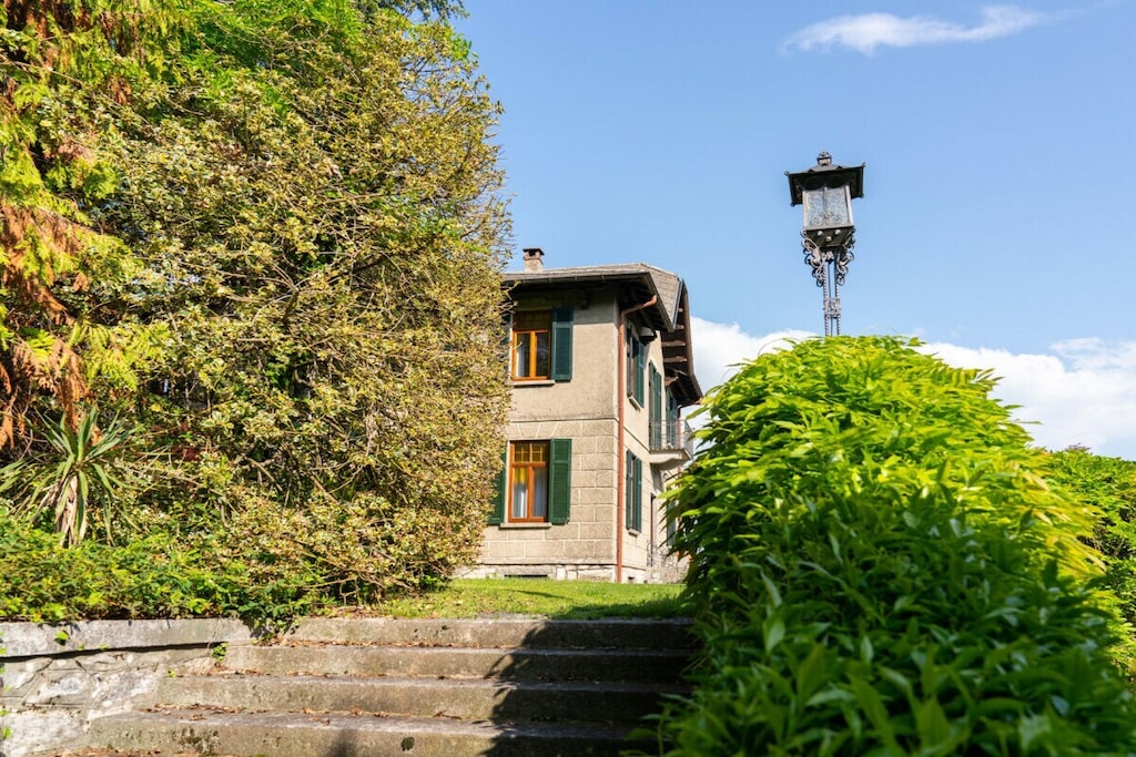 Villa in Civenna with Balcony