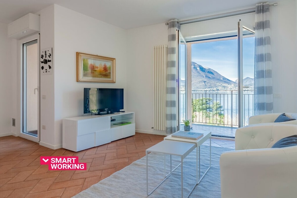 Flower House with Lake View - RS