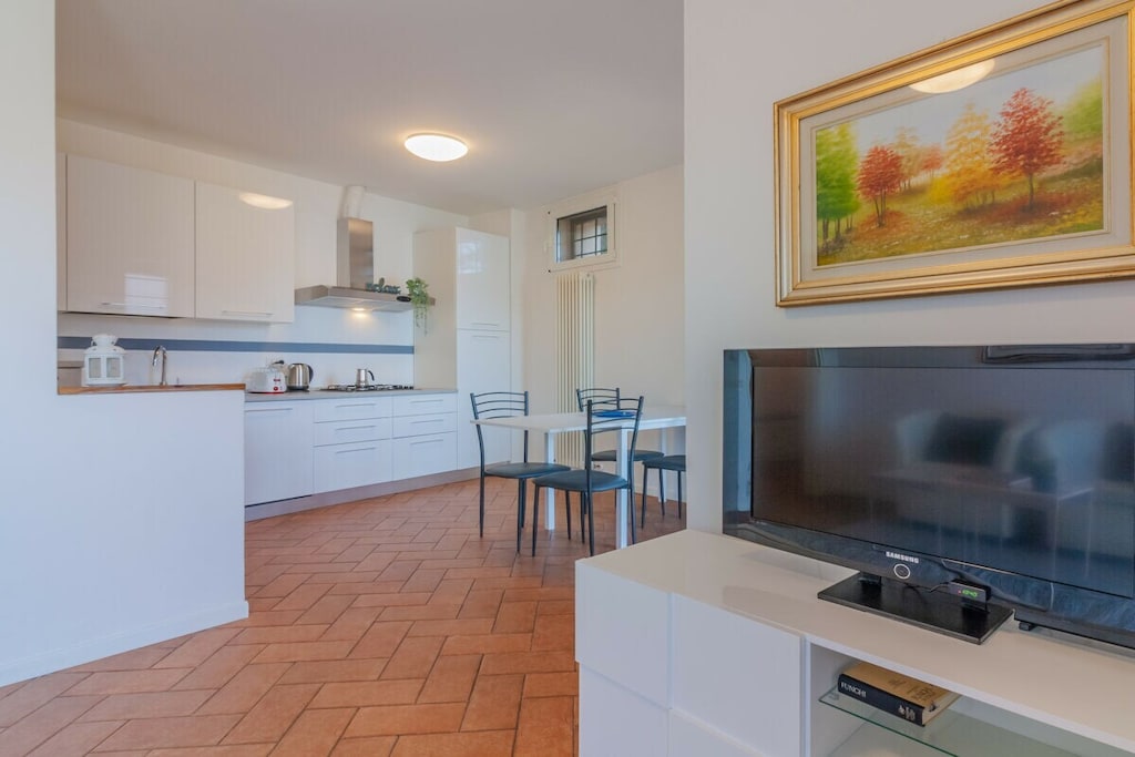 Flower House with Lake View - RS