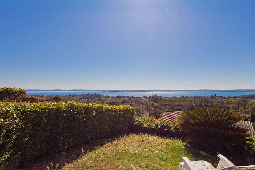 Ground floor: (Living room(single sofa bed, TV), Kitchen(electric kettle, toaster, microwave, dishwasher, fridge, freezer), bedroom(single bed, single bed), bedroom(double king size bed), bathroom(shower, hairdryer), bathroom(shower, hairdryer))\n\nInternet access, washing machine, garden(garden furniture, swimming pool), iron