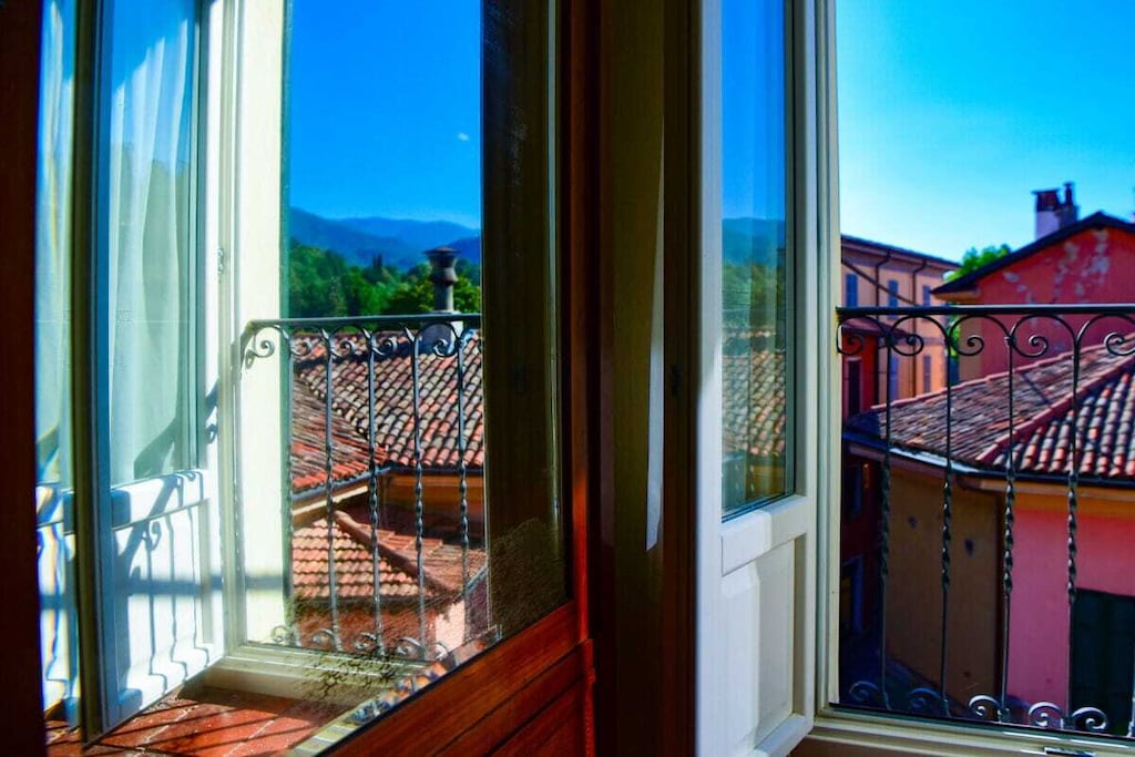 The apartment is located on the third floor of one of the oldest buildings in the center of Bellagio, is accessed via a staircase and opens onto the living area consisting of a living room with sofa, TV, dining table and an American kitchen equipped with oven, kettle, juicer, coffee machine, toaster and all the necessary cooking utensils. The sleeping area consists of two bedrooms, each with a queen size bed and spacious closets. A private studio with a desk and a bathroom with shower complete the facilities. 

At guests' disposal are amenities such as washing machine, iron, Wi-Fi, air conditioning and heating.