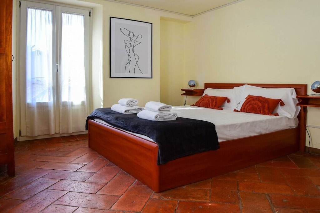 Ground floor: (Living room(TV), Kitchen(stove, toaster, coffee machine, oven, fridge, freezer, Food processor), bedroom(double bed), bedroom(double bed), bathroom(shower))\n\nInternet access, tumble dryer, washing machine, parking, iron