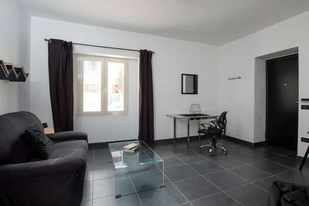 Ground floor: (Living room(TV), Kitchen(hob, coffee machine, oven, fridge, freezer, Food processor, dishes and cutlery), bedroom(double bed), bedroom(single bed, single bed), bathroom(shower))