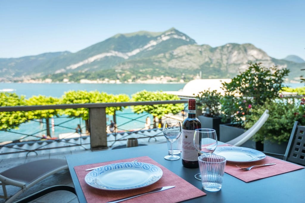 The apartment is located on the first floor of a historic building without elevator and consists of a living/sleeping area overlooking the lake. The kitchen has a counter with stools and is equipped with a dishwasher, microwave, kettle, juicer, toaster and espresso machine. The sleeping area is furnished with a queen size bed, two armchairs and a TV. From here guests have access to the bathroom with shower and the beautiful terrace with dining table and sunbeds overlooking the marina and the lake, where they can relax and enjoy outdoor meals.

At guests' disposal amenities such as free Wi-Fi, iron, free Wi-Fi, air conditioning and heating.