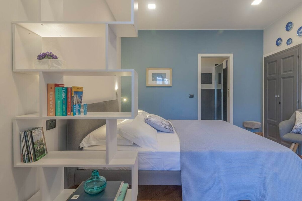 Ground floor: (Living room(TV), Kitchen(hob, electric kettle, toaster, coffee machine, microwave, dishwasher, fridge, freezer, Food processor, dishes and cutlery), bedroom(double bed), bathroom(shower), toilet(toilet))